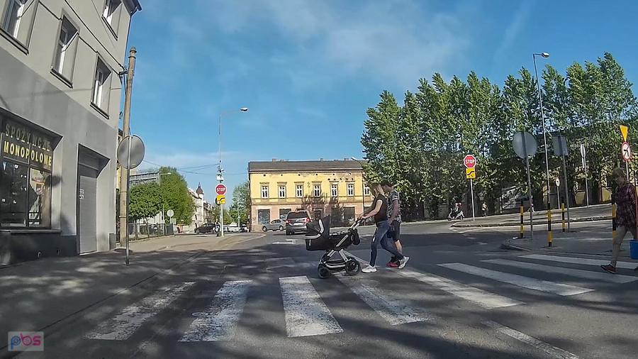Nie wiem czy to normalnie, ale kierowcy po prostu śmignęli przed pieszymi...