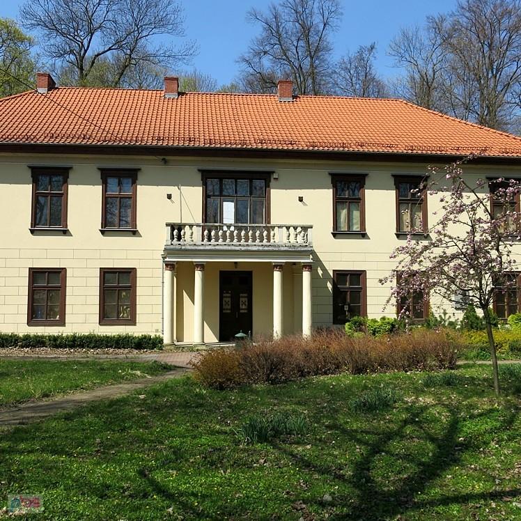 Dworek w Krzeszowicach na terenie parku