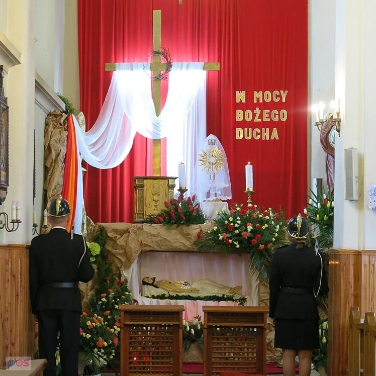 Przed grobem Jezusa w kościele w Nowej Górze