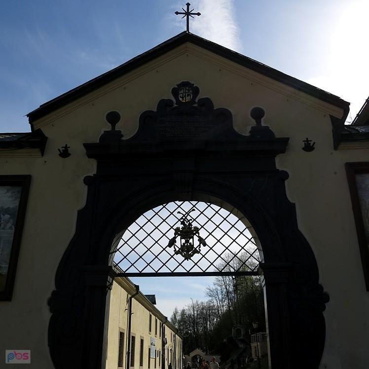 Głównym wejściem do Klasztoru Karmelitów w Czernej
