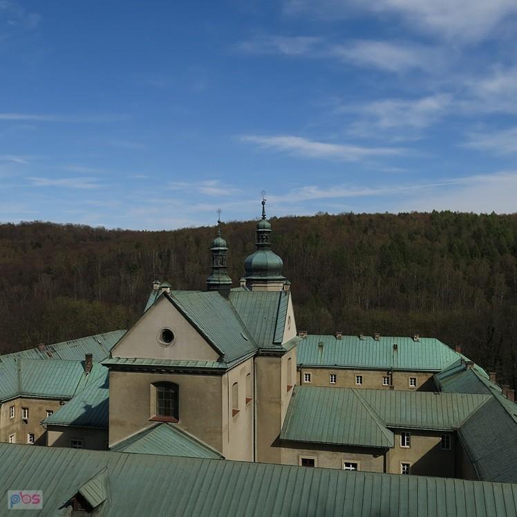 Widok na klasztor i okolice w Czernej