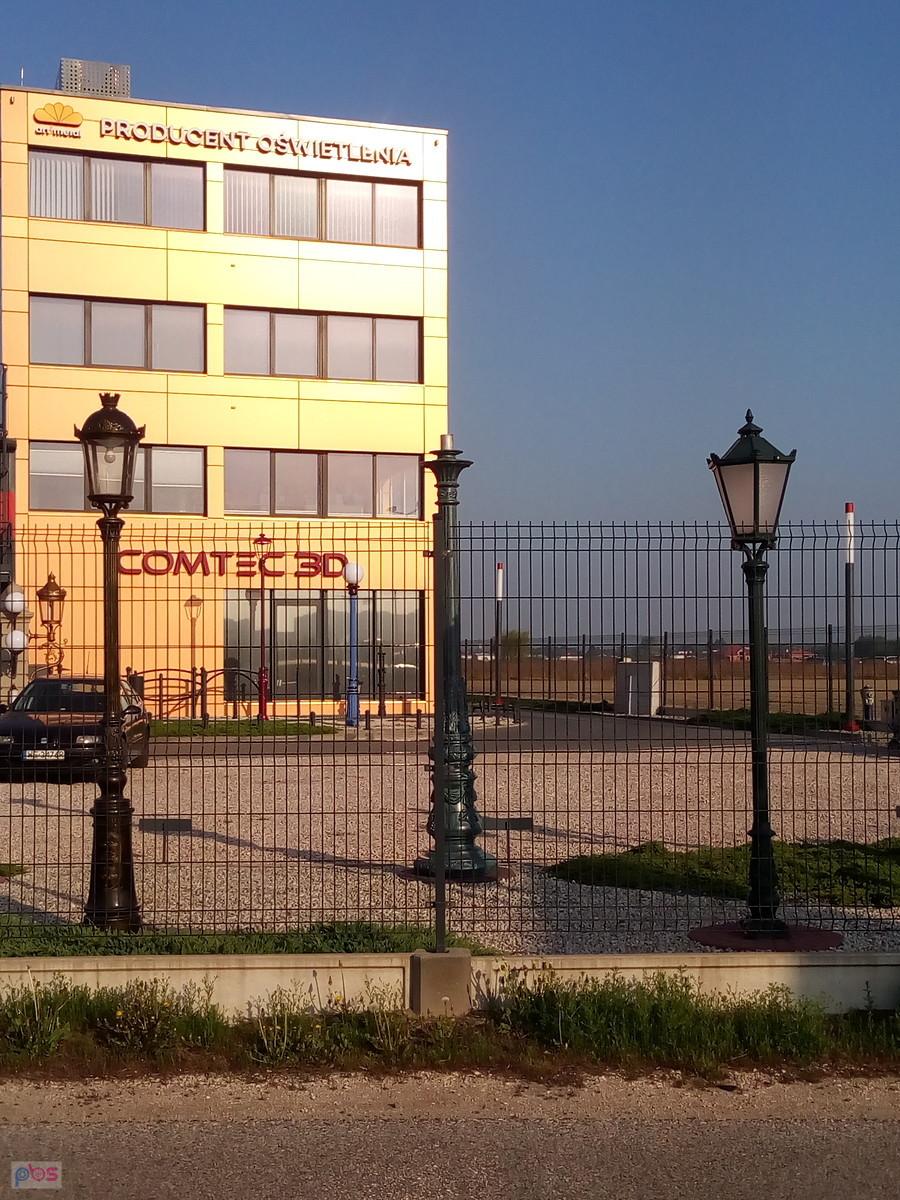 W pustym miejscu po zegarze pojawił się słup, pewnie będzie nowa lampa