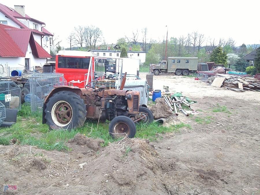Zetor 25, w tle ciężarowa Praga