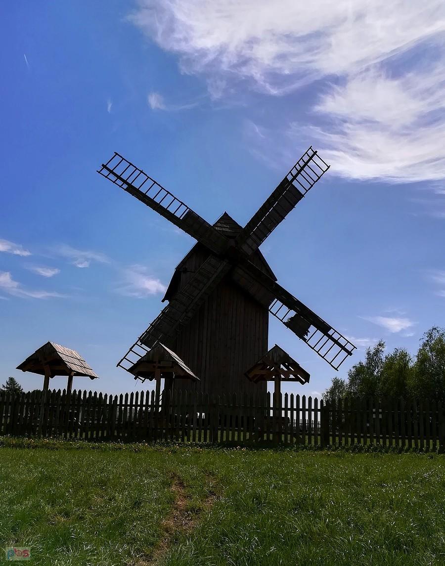 Stary drewniany wiatrak - Bierzgłowo