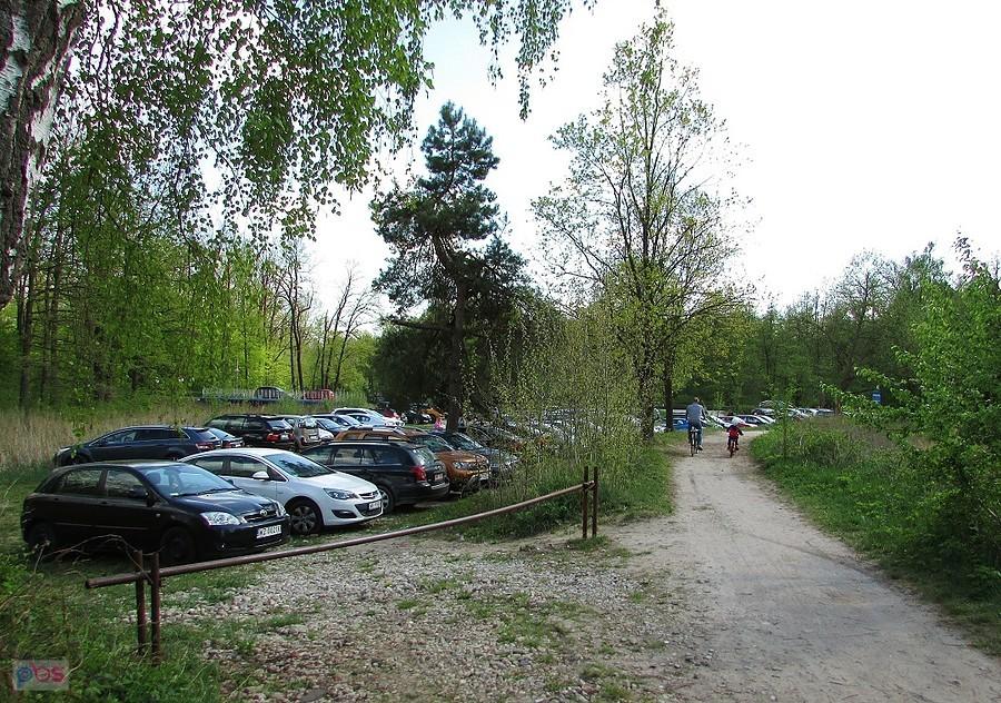 Zalesie Górne - parking przy stawach pęka zapakowany na full