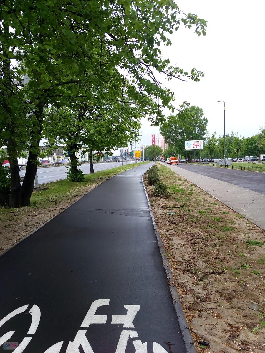 Ładna nowa ddr na Prymasa Tysiąclecia. Wreszcie asfalt zamiast kostki