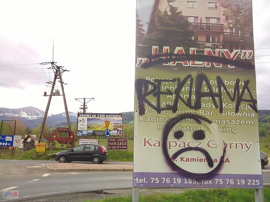 Antyreklamowa dywersja na wjeździe do Karpacza :O