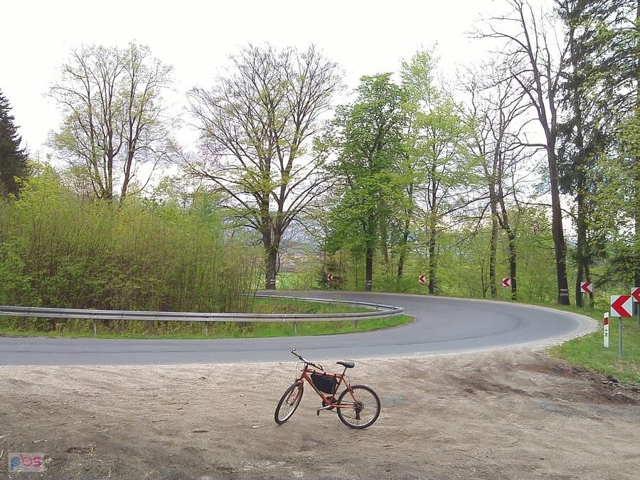 Pierwsza serpentyna na podjeździe na Okraj, powyżej Kowar