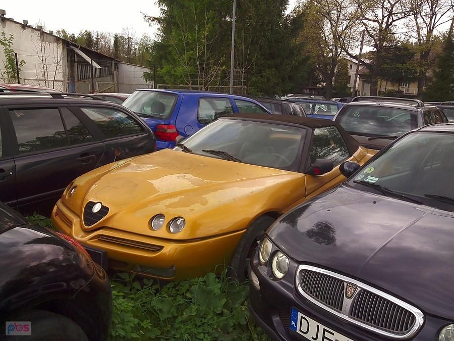 Kilkadziesiąt wraków wzdłuż chodnika w Kowarach