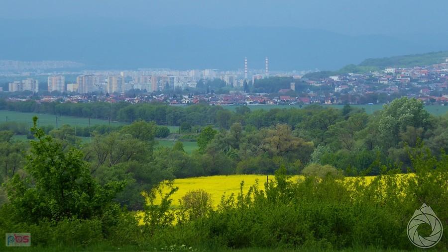 Koszyce z oddali, z burzową chmurką