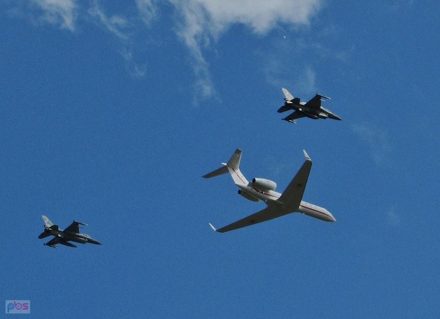 Rządowy Gulfstream G550 w asyście F-16