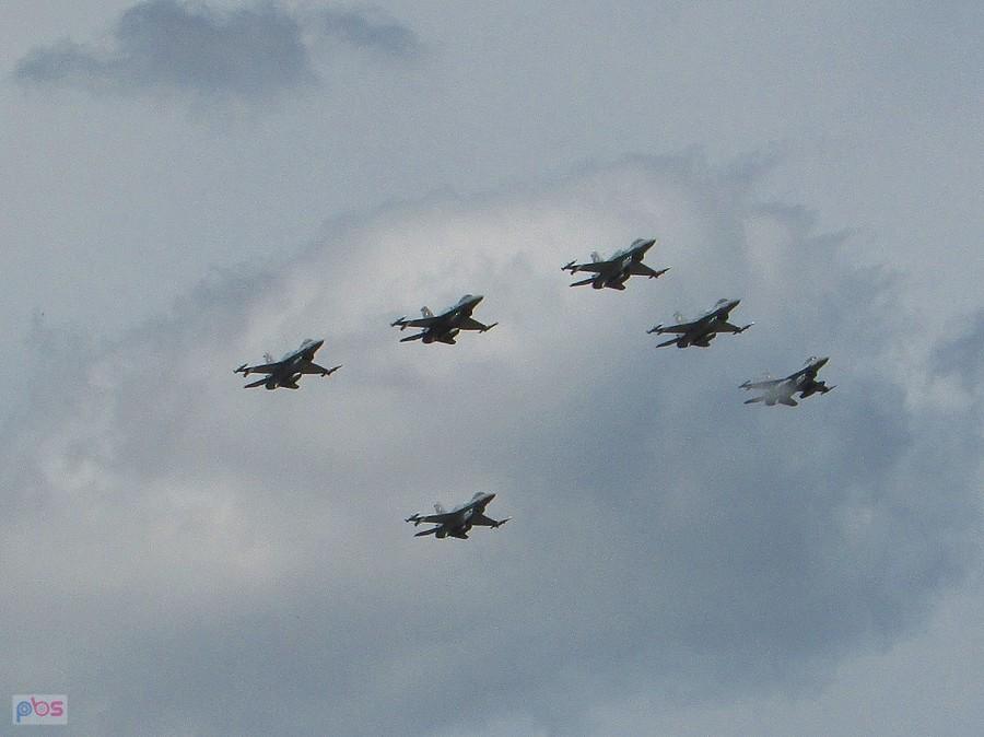 Nadlatują F-16