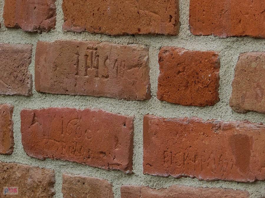 Tarchomin - na murze prezbiterium wyryta data fundacji kościoła św. Jakuba