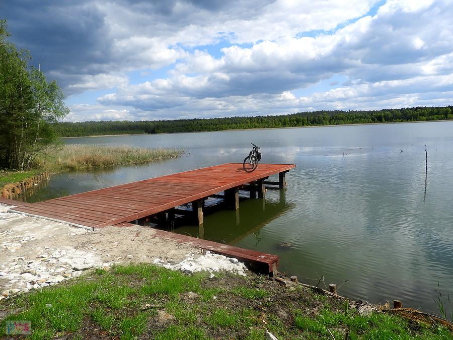 Mój rower na pomoście jeziora Piaski.