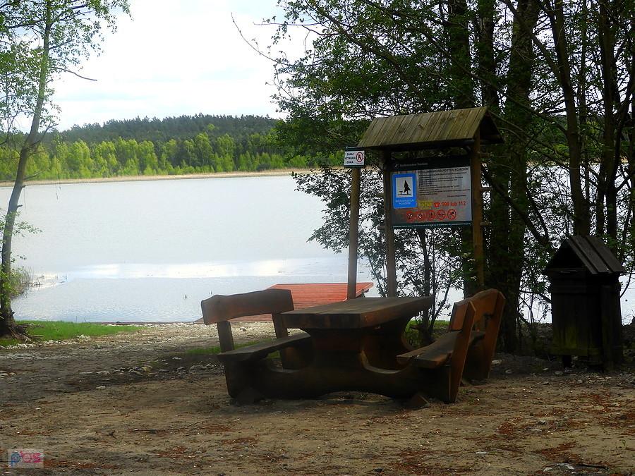 Na brzegu jeziora Piaski.