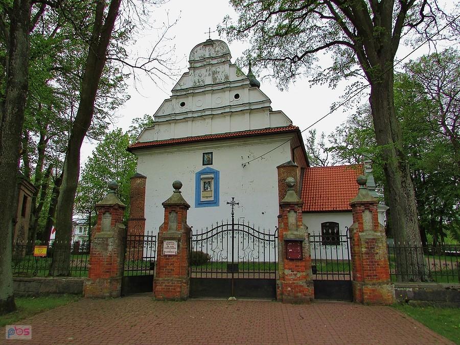 Cegłów - brama koscioła od strony prezbiterium