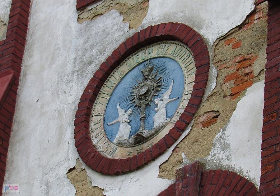 Cegłów - medalion na wieży kościoła mariawickiego