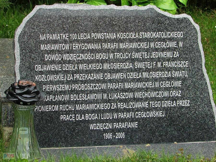 Tablica pamiątkowa przy kościele mariawitów w Cegłowie