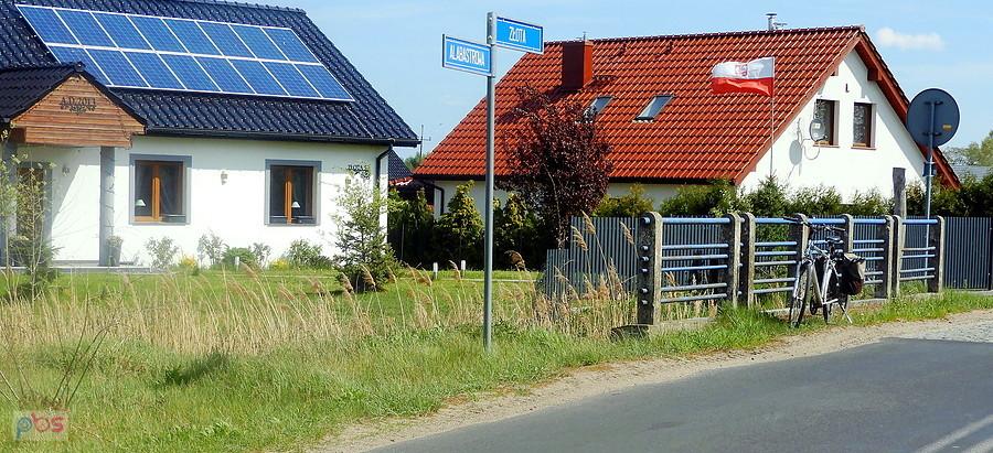 Na skraju Sławoszewa - trzepocząca flaga pokazuje jak wiało.