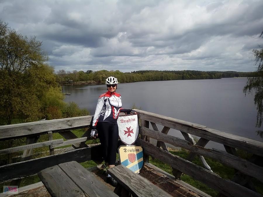 Rowerzystka na tarasie widokowym nad Jeziorem Drawskim