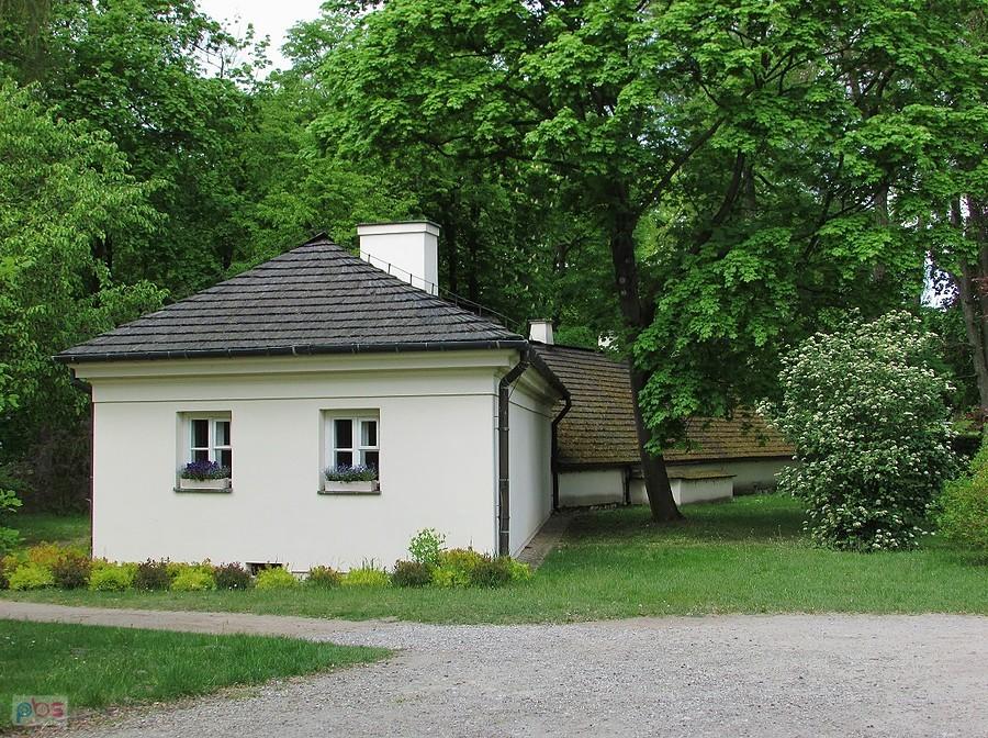 Nieborów - dom ogrodnika i lodownia