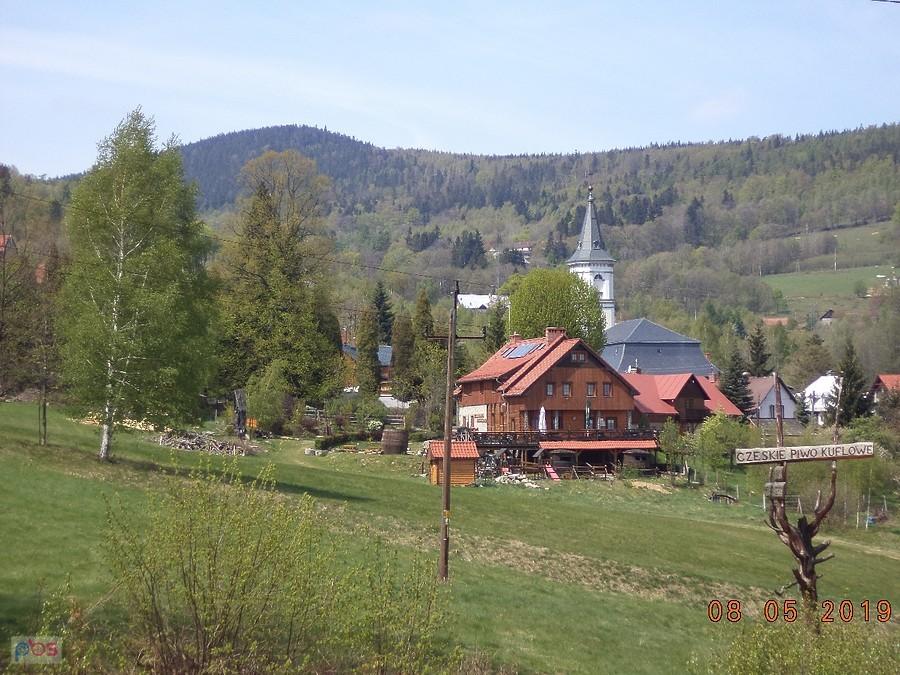 Widok na Szklarską Porebę Dolną, w tle Wysoki Kamień (1058m)