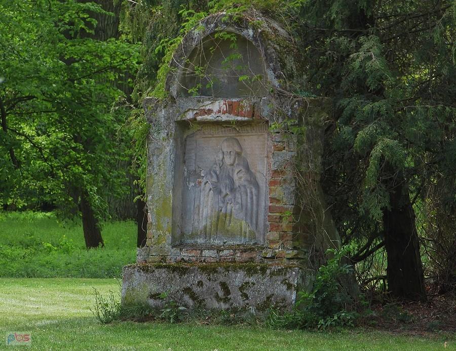 Nieborów - tajemnicza rzeźba nad kanałem