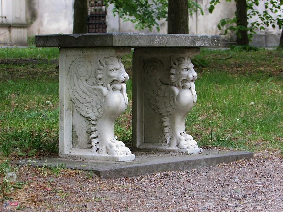 Nieborów - ławeczka z gryfami