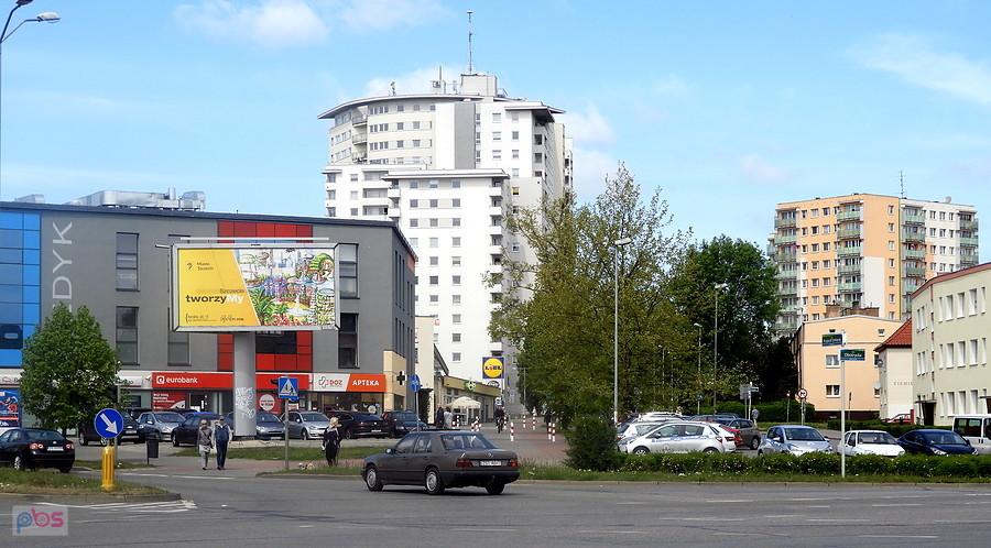 Widok ze skrzyżowania ulic Przyjaciół Żołnierza i Obotryckiej.