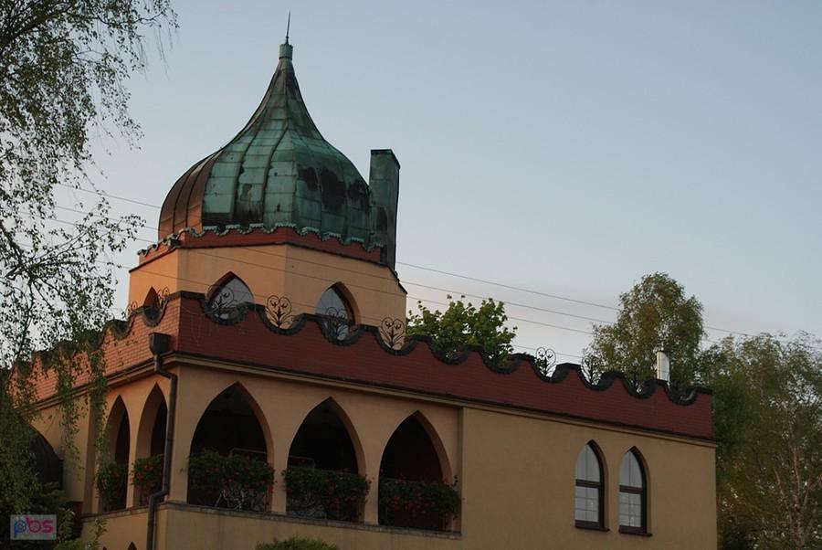 Jeden, charakterystyczny dom Cyganów w Tomaszowie Maz.