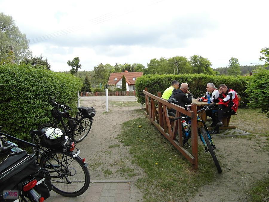 Grupa rowerzystów na postoju