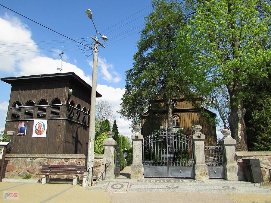 Przed kościołem w Ciemniewku