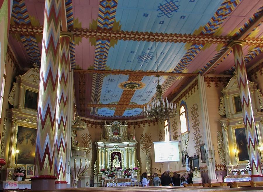 Ciemniewko - wnętrze kościoła zdobią oryginalne ornamenty huculskie