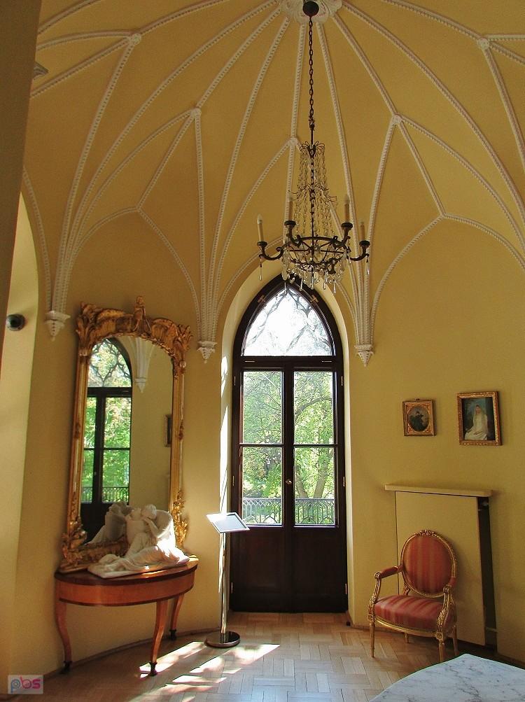 Opinogóra - salonik pod wieżą z lustrem pochodzącym z sali balowej z pałacu w pobliskim Luberadzu