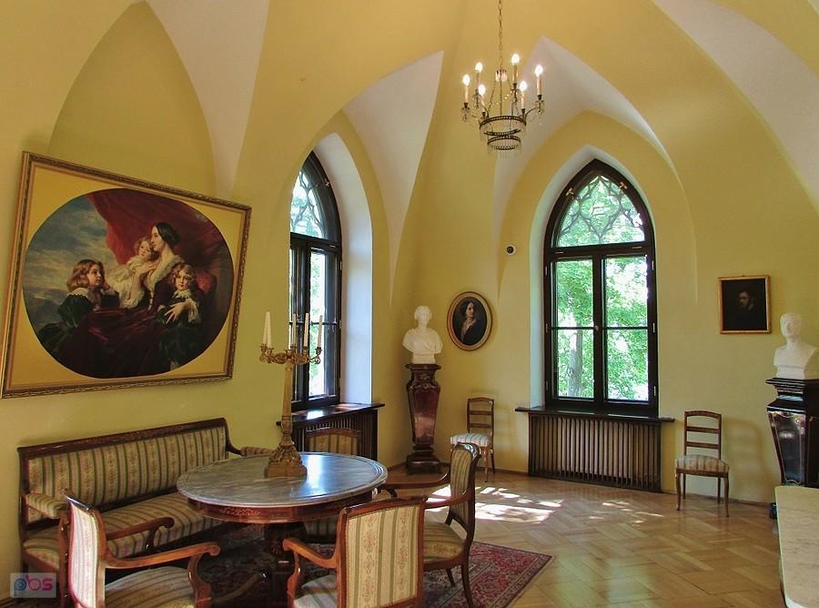 Opinogóra - salonik z obrazem przedstawiający Elizę z dziećmi - Władysławem, Zygmuntem i Marią