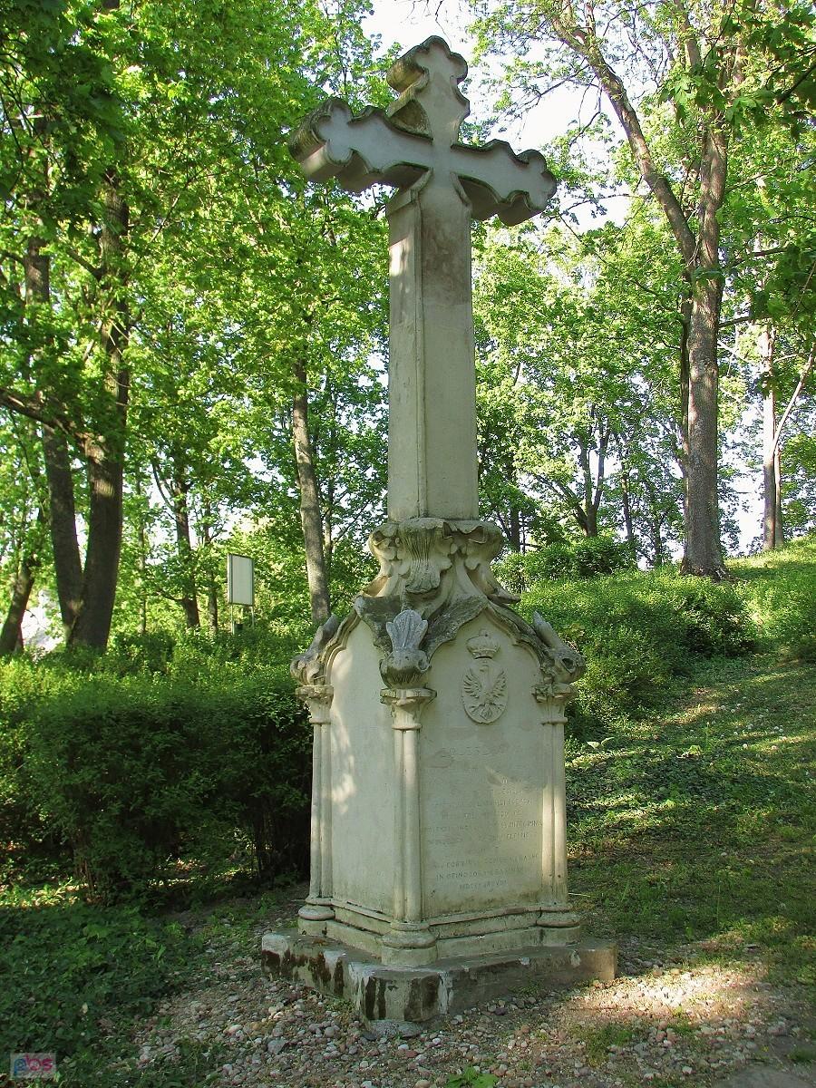 Opinogóra - krzyż wystawiony został przez Wincentego Krasińskiego w 1838 r. dla upamiętnienia śmierci Bolesława IV księcia mazowieckiego w Opinogórze w 1454 r.