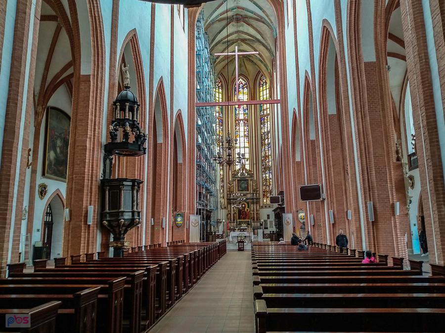 Wewnątrz kościoła pw św. Elżbiety Węgierskiej we Wrocławiu