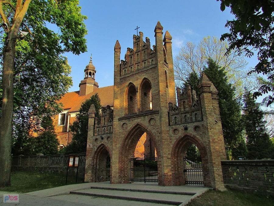 Ciechanów - imponująca brama-dzwonnica przed kościołem Nawiedzenia NMP