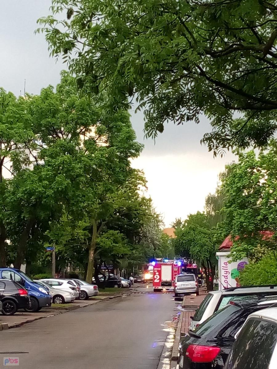 Straż pożarna interweniująca w sąsiednim bloku. Przyjechały 4 wozy, a okazało się, że to tylko zadymienie , Skończyło się wizytą dwóch strażaków w mieszkaniu.i