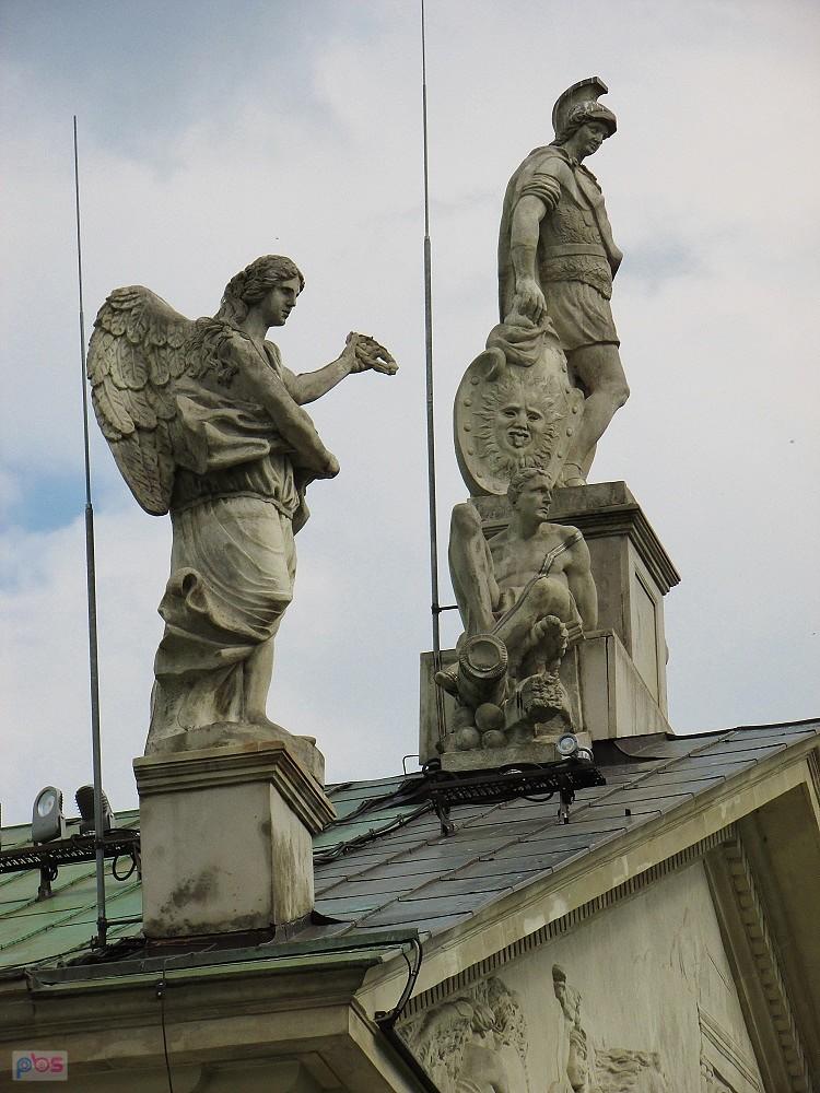 Pałac Krasińskich - grupa rzeźb elewacji ogrodowej