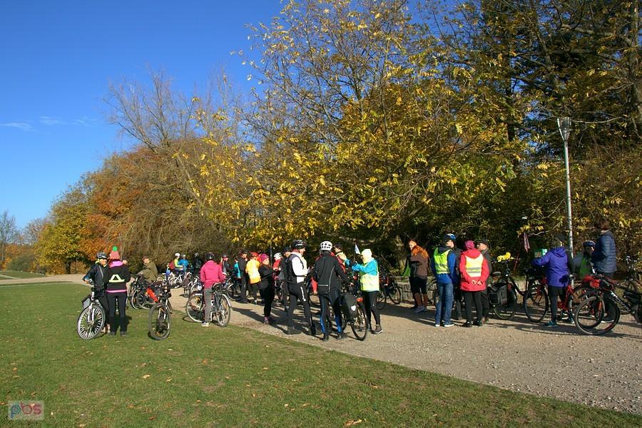 coraz więcej rowerzystów się zbiera
