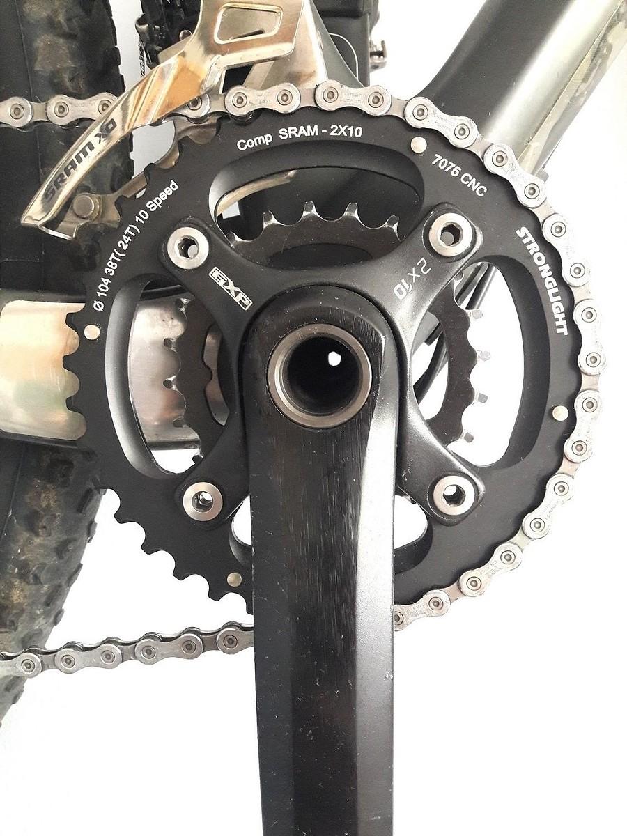 Korba Truvativ (SRAM) z założonym blatem Stronglight.