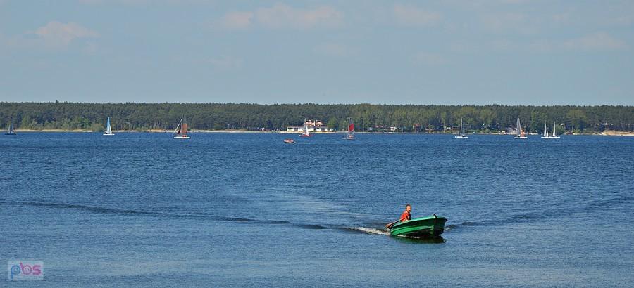 Motorówka płynie do brzegu