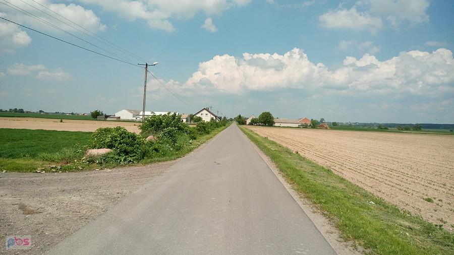 Droga wiejska prowadząca przez pola