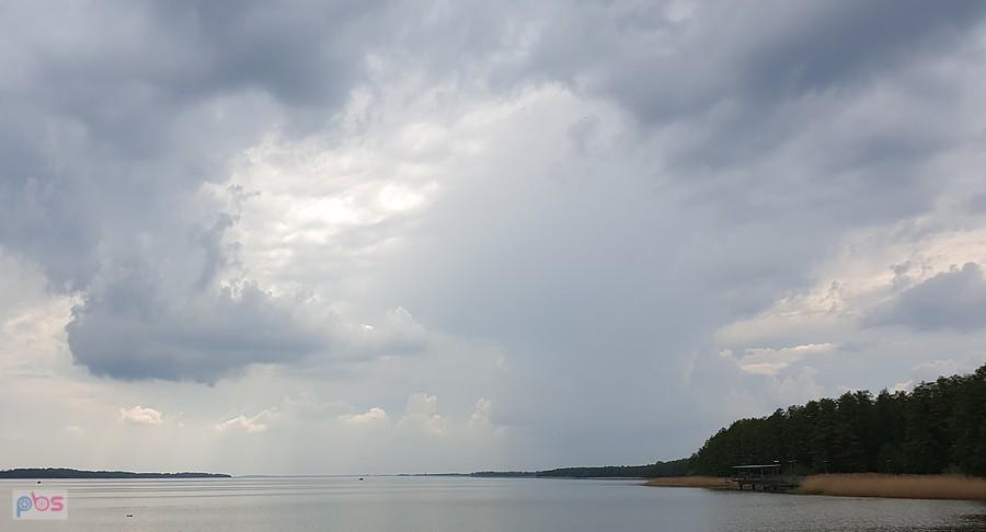 Ciemne chmury nad jeziorem Miedwie