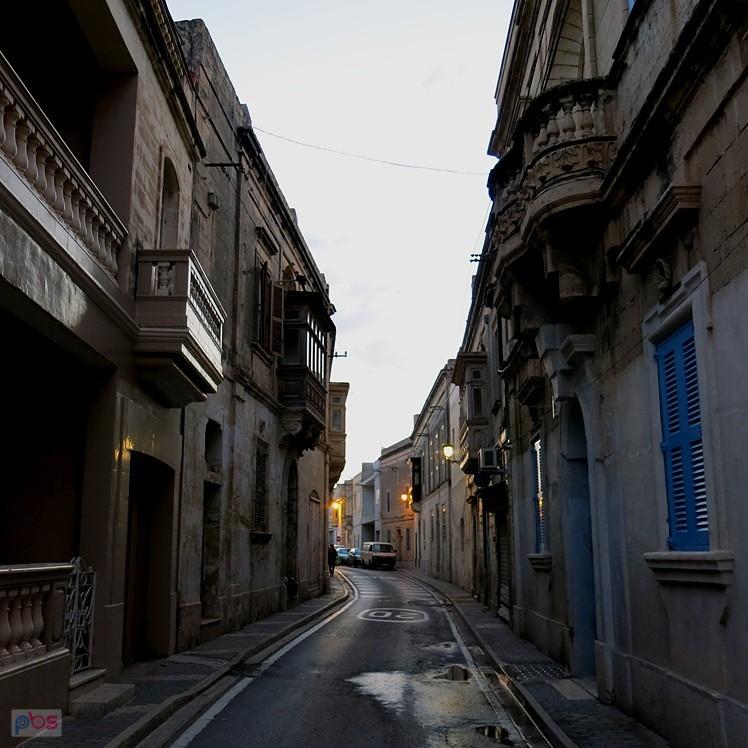 Jedna z wąskich uliczek - Il Gudja - Malta