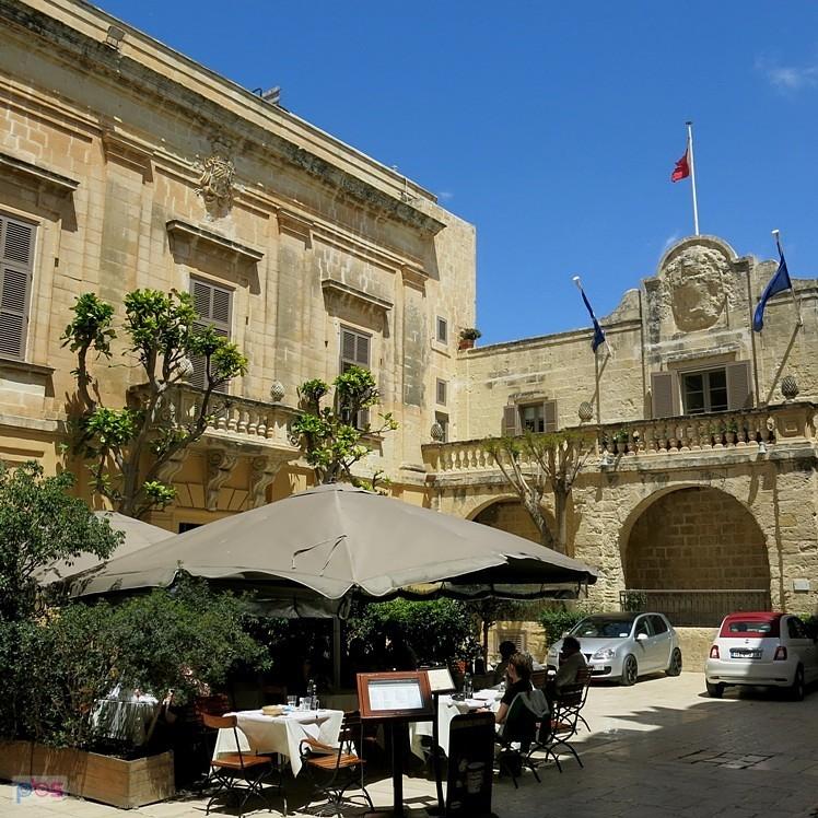 Na jednym z kilku placów w Mdinie - Malta