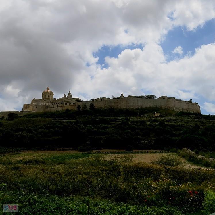 Mdina - miasto ciszy - miasto na wzgórzu - oddalamy się od niej - Malta
