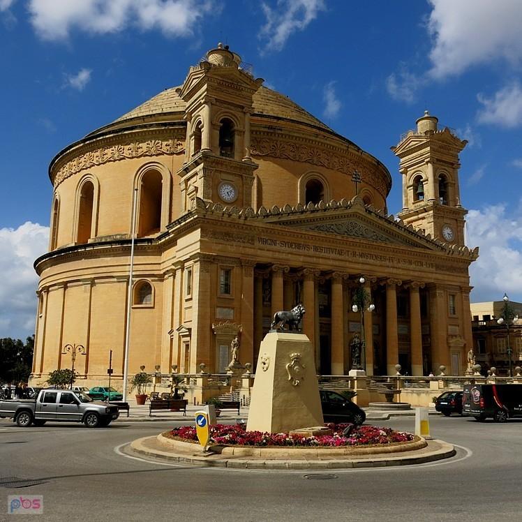 Mosta - przed Katedrą - Malta