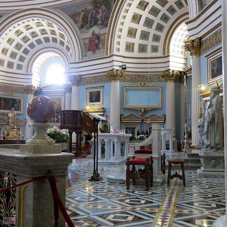 Przy ołtarzu głównym - katedra - Mosta - Malta